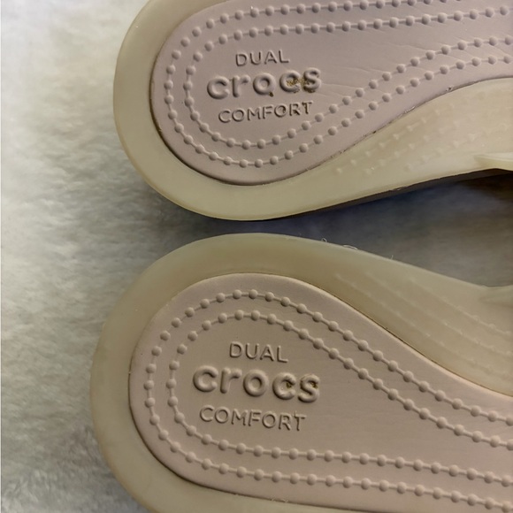 CROCS Women’s Isabella Cream Sandals Sz 8 - Picture 3 of 5